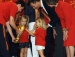O capitão Casillas mostra a taça para Leonor e Sofia, filhas do príncipe Felipe e da princesa Letizia